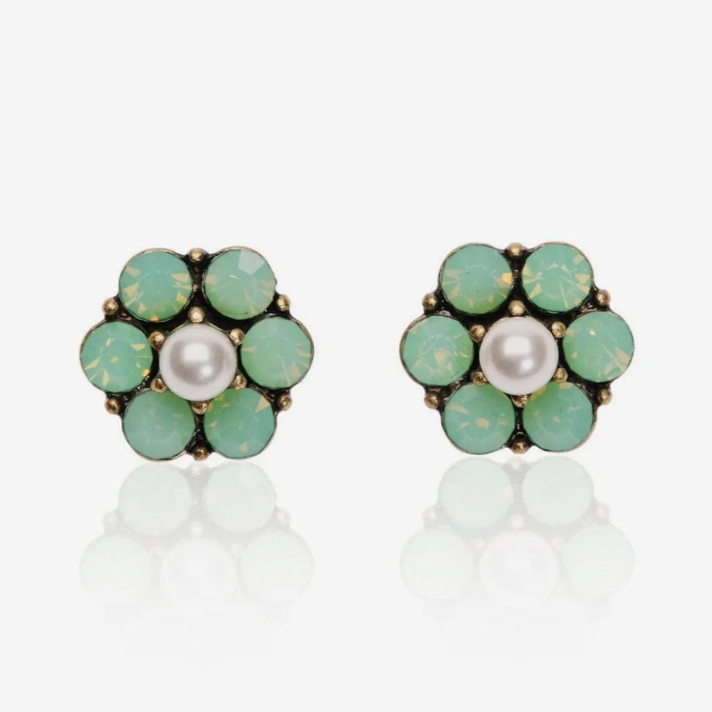 New Green Flower Stud Earrings w/ Faux Pearl Center, NWOT